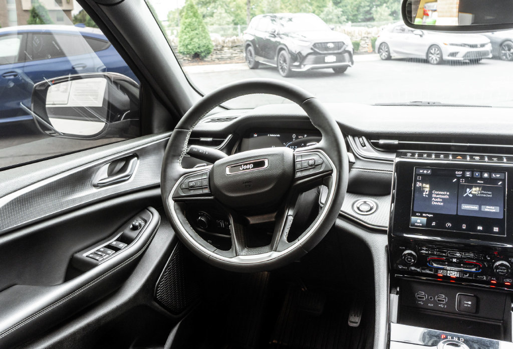 Used 2023 Jeep Grand Cherokee Altitude AWD/4WD image 13