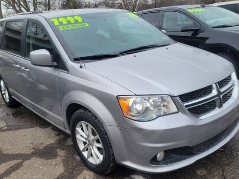 Used 2018 Dodge Grand Caravan SXT image 2