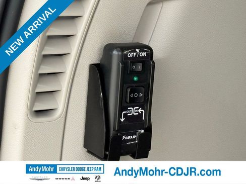 Used 2018 Chrysler Pacifica Touring Plus FWD image 37