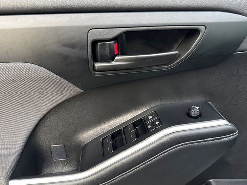 Used 2025 Toyota Highlander LE image 11