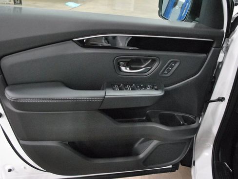 New 2025 Honda Pilot EX-L image 5