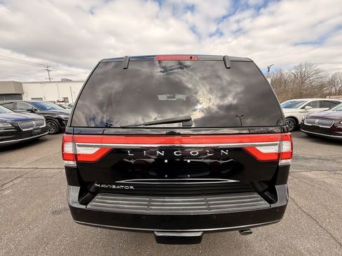 Used 2017 Lincoln Navigator Select image 4
