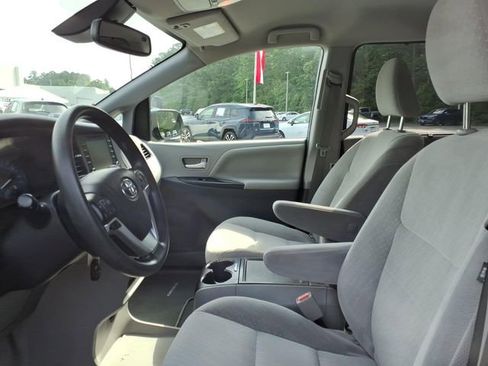 Used 2019 Toyota Sienna LE w/ Carpet Mat Package FWD image 5