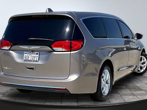 Used 2018 Chrysler Pacifica Touring Plus w/ Tire & Wheel Group FWD image 23
