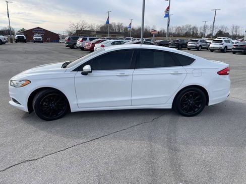 Used 2017 Ford Fusion SE w/ Fusion SE Technology Package image 5