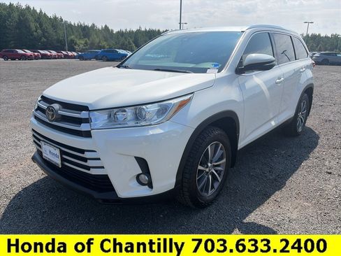 Used 2019 Toyota Highlander XLE AWD/4WD image 3
