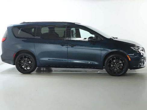 Used 2023 Chrysler Pacifica Touring-L w/ Uconnect Theater Family Group AWD/4WD image 11