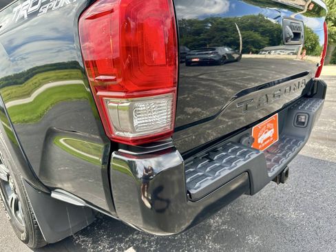 Used 2017 Toyota Tacoma TRD Sport w/ Tow Package AWD/4WD image 12