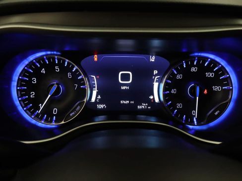 Used 2023 Chrysler Pacifica Touring-L FWD image 7