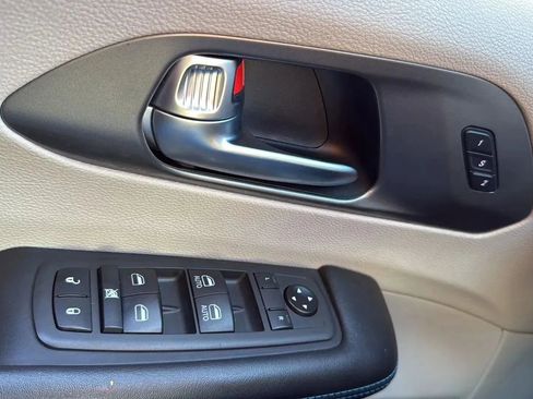 Used 2021 Chrysler Pacifica Touring-L FWD image 22