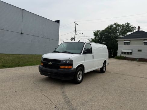 Used 2018 Chevrolet Express 2500 RWD image 3