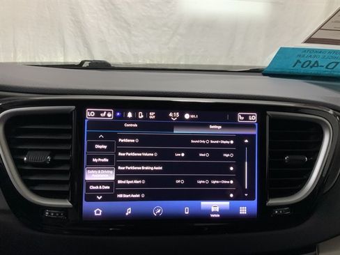 Used 2023 Chrysler Pacifica Touring-L FWD image 32