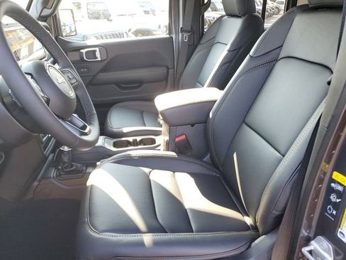 New 2025 Jeep Gladiator Sport image 16