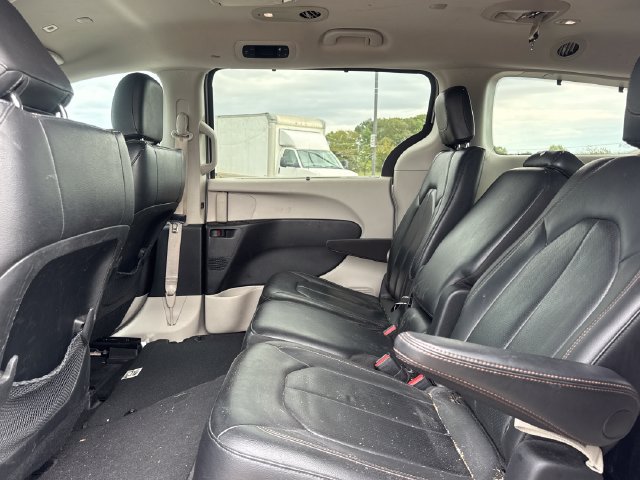 Used 2018 Chrysler Pacifica Touring-L FWD image 13
