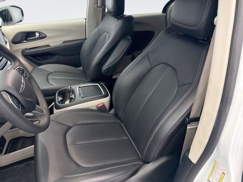 Used 2024 Chrysler Pacifica Limited FWD image 11