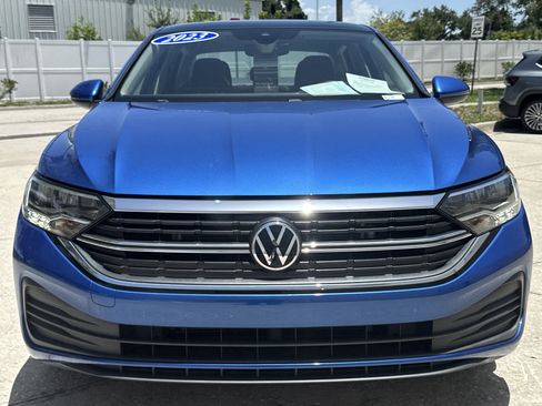 Certified 2023 Volkswagen Jetta SE w/ Panoramic Sunroof Package FWD image 2