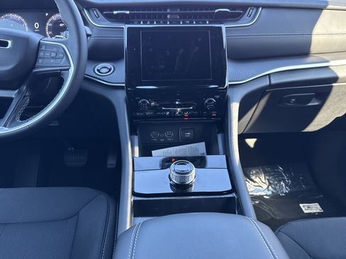 New 2025 Jeep Grand Cherokee L Laredo image 6