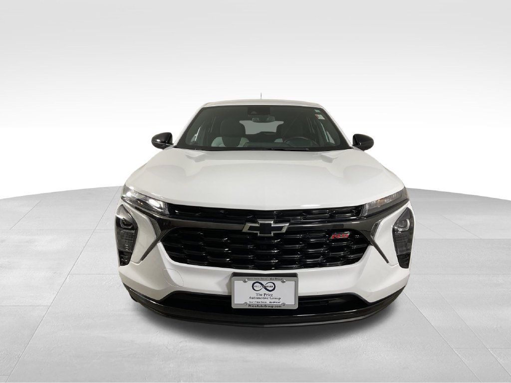 Used 2024 Chevrolet Trax RS w/ Driver Confidence Package FWD image 3