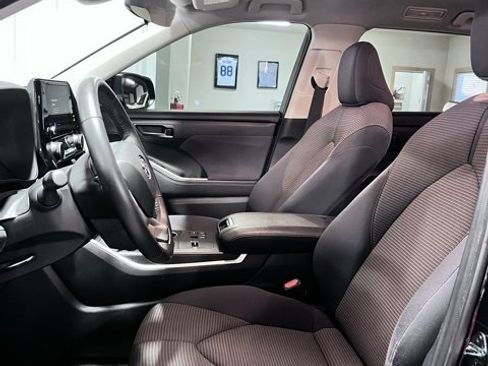 Used 2024 Toyota Highlander LE image 11