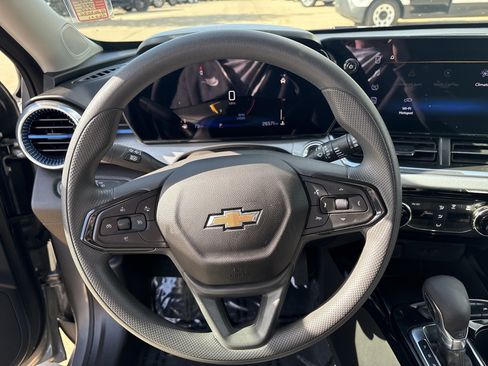 Used 2025 Chevrolet Trax LT FWD image 10