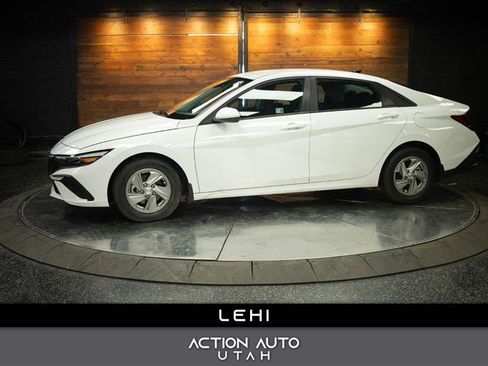 Used 2025 Hyundai Elantra SE FWD image 1