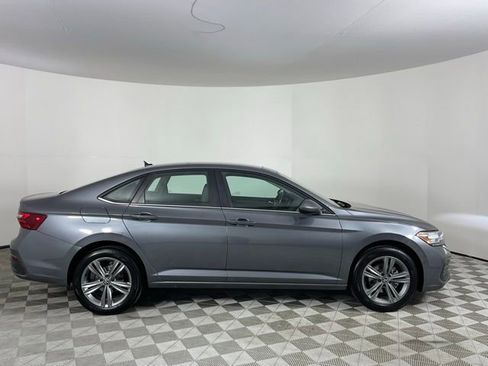 Used 2024 Volkswagen Jetta SE image 4