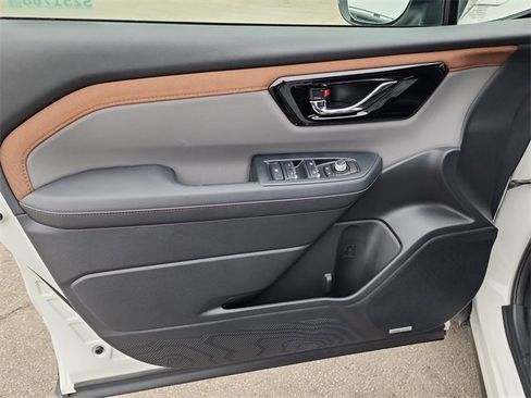 Used 2025 Subaru Forester Sport image 11