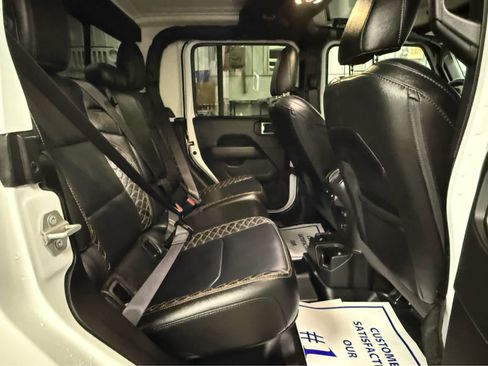 Used 2023 Jeep Gladiator Overland image 25