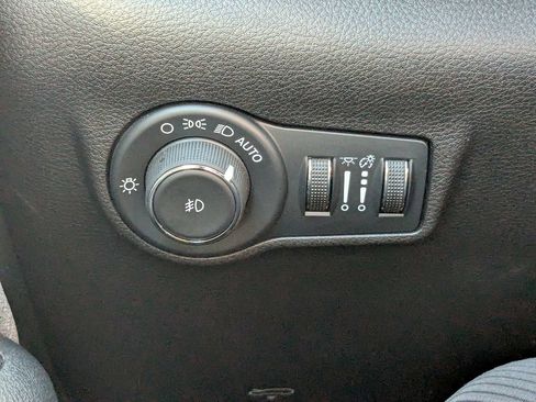 Used 2024 Jeep Compass Latitude AWD/4WD image 23