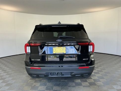 Used 2025 Ford Explorer Active AWD/4WD image 6