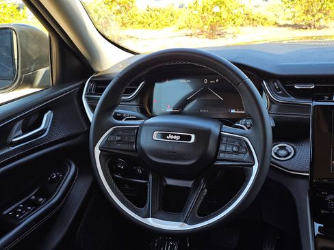 Used 2024 Jeep Grand Cherokee Laredo image 25