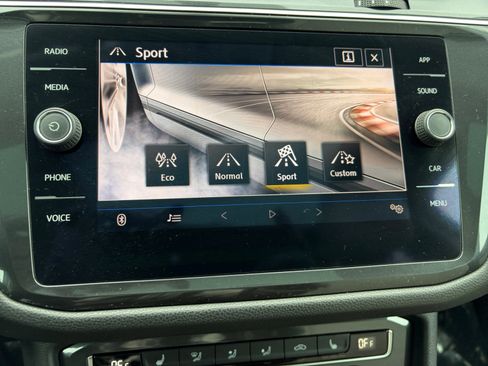 Used 2018 Volkswagen Tiguan SE w/ Panoramic Sunroof Package AWD/4WD image 23