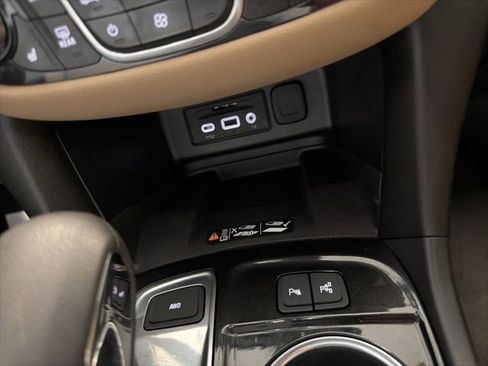 Used 2024 Chevrolet Equinox Premier AWD/4WD image 31