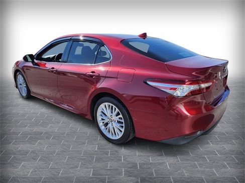 Used 2020 Toyota Camry XLE image 5