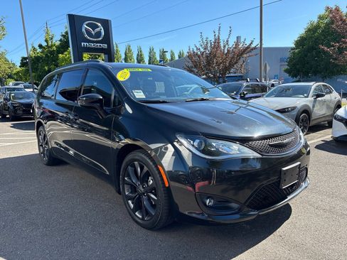Used 2018 Chrysler Pacifica Touring-L w/ Premium Audio Group FWD image 4