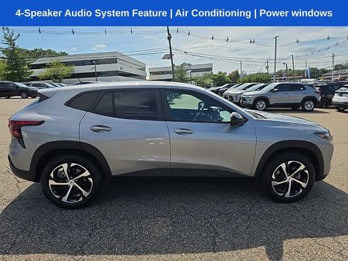 Used 2024 Chevrolet Trax RS FWD image 2