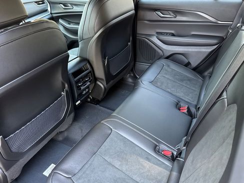 New 2025 Jeep Grand Cherokee Laredo image 11