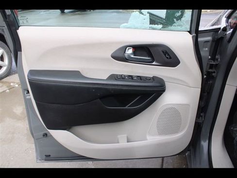 Used 2022 Chrysler Pacifica Touring-L FWD image 17