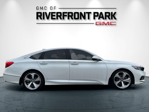 Used 2018 Honda Accord Touring image 2