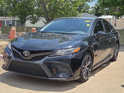 Used 2020 Toyota Camry SE FWD image 2