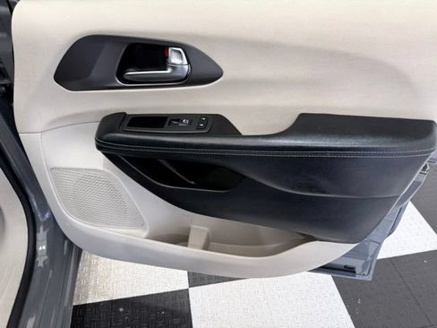 Used 2022 Chrysler Pacifica Touring-L FWD image 23
