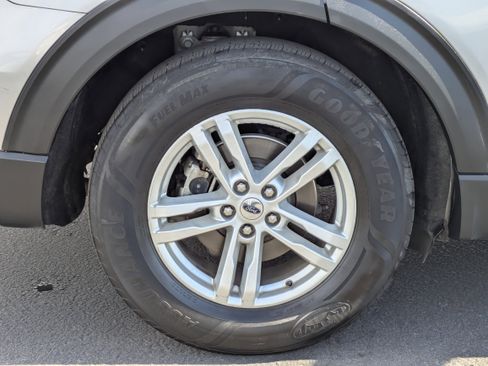 Used 2022 Ford Explorer XLT w/ Equipment Group 202A image 9