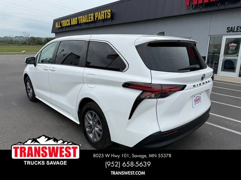 Used 2021 Toyota Sienna LE AWD/4WD image 3