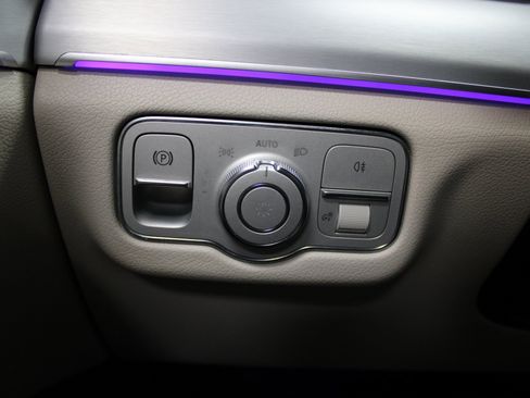 Used 2020 Mercedes-Benz GLE 350 4MATIC w/ Premium Package image 34