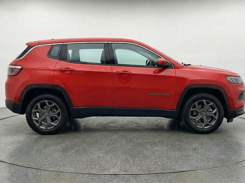 Used 2025 Jeep Compass Latitude image 11