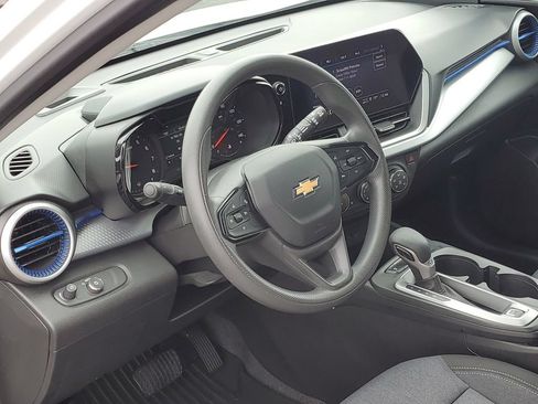 Used 2024 Chevrolet Trax LS w/ LS Convenience Package FWD image 6