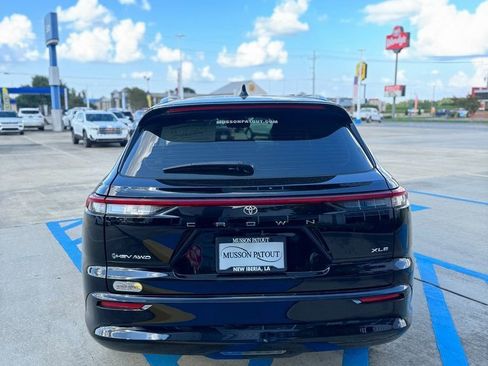 Used 2025 Toyota Crown Signia XLE image 5