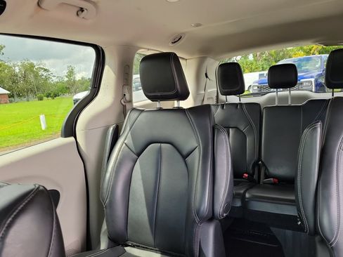 Used 2023 Chrysler Pacifica Touring-L FWD image 16