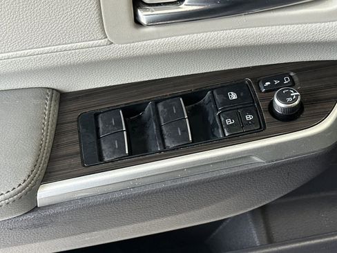 Used 2022 Toyota Sienna Limited image 13