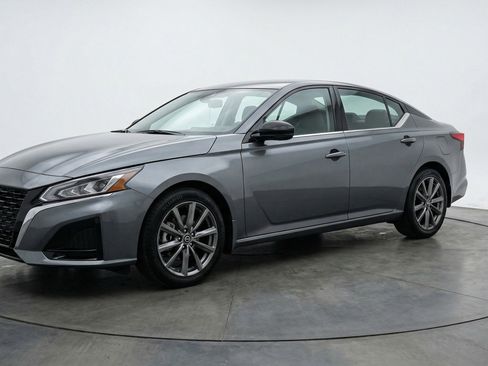 Used 2025 Nissan Altima 2.5 SV image 3